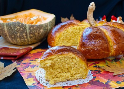 Pumpkin-shaped Bread